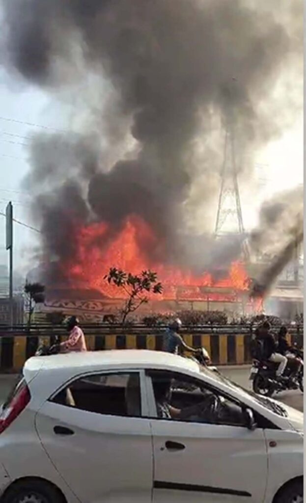 Indore Bus in Fire: बस में लगी भीषण आग, जलकर हुई खाक