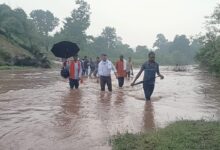 कलेक्टर नदी पारकर ऊबड़ खाबड़ रास्ते में पैदल चलकर पहुंचे पहुंचविहीन ग्राम