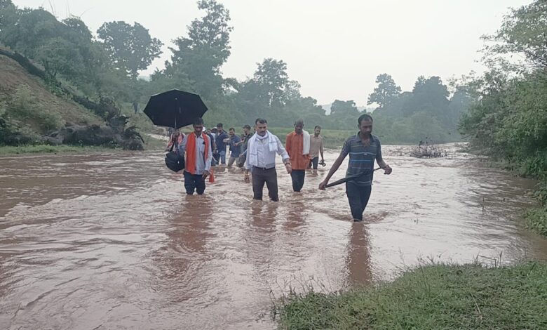 कलेक्टर नदी पारकर ऊबड़ खाबड़ रास्ते में पैदल चलकर पहुंचे पहुंचविहीन ग्राम