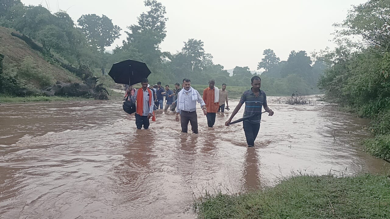 कलेक्टर नदी पारकर ऊबड़ खाबड़ रास्ते में पैदल चलकर पहुंचे पहुंचविहीन ग्राम