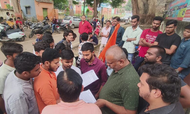 अवैध वसूली को लेकर विद्यार्थी परिषद ने पुष्पेंद्र कॉलेज नर्सिंग का किया विरोध