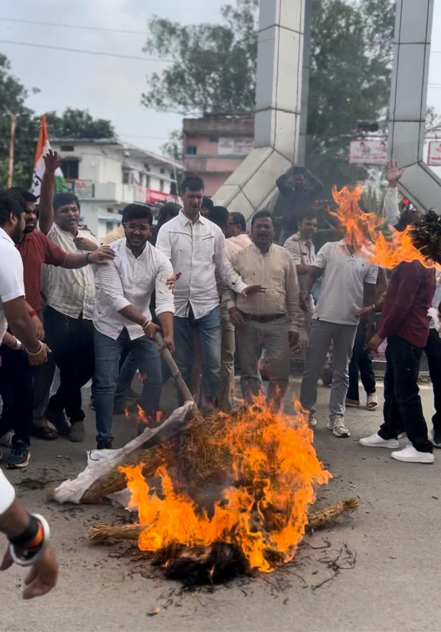 छत्तीसगढ में ध्वस्त कानून व्यवस्था को लेकर,मुख्यमंत्री और गृहमंत्री का पुतला दहन